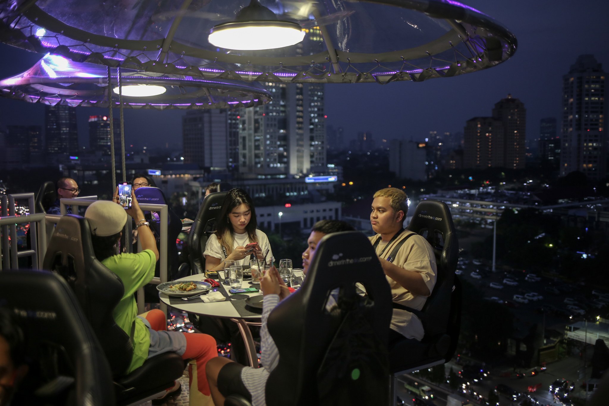 [Foto] Lounge in The Sky, Restoran Bersensasi Ketinggian di Jakarta