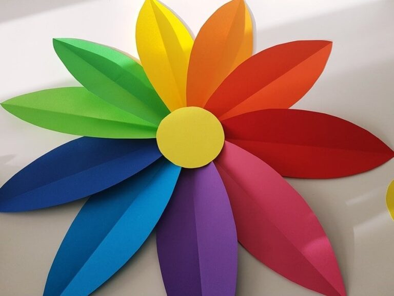 Blüten aus Papier basteln: Ausmalbilder & kreative Papierkunst für Groß und Klein!